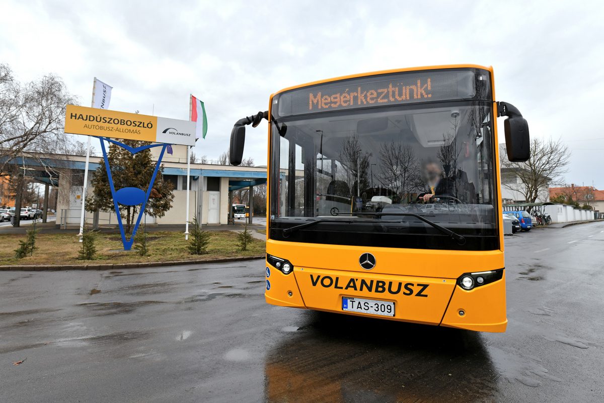 Hajdú-Bihar megyébe is megérkeztek a Volánbusz új, magyar gyártású Mercedes-Benz REFORM típusú autóbuszai